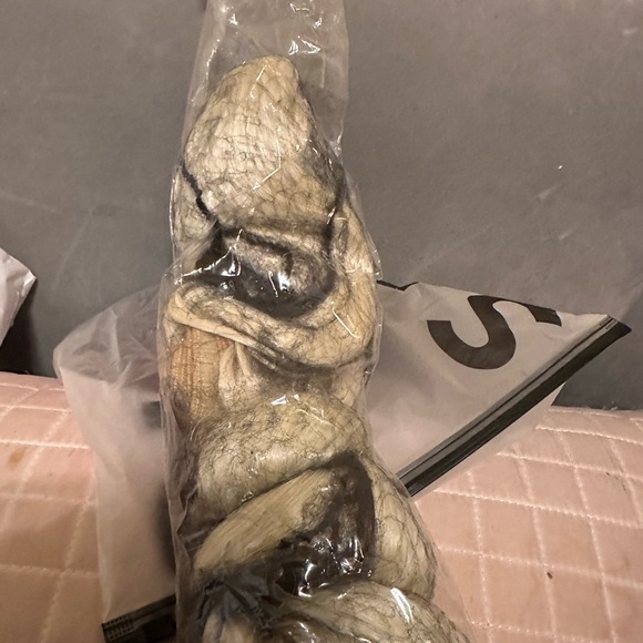 613 body wave closure and red body wave extensions - Picture 3 of 5